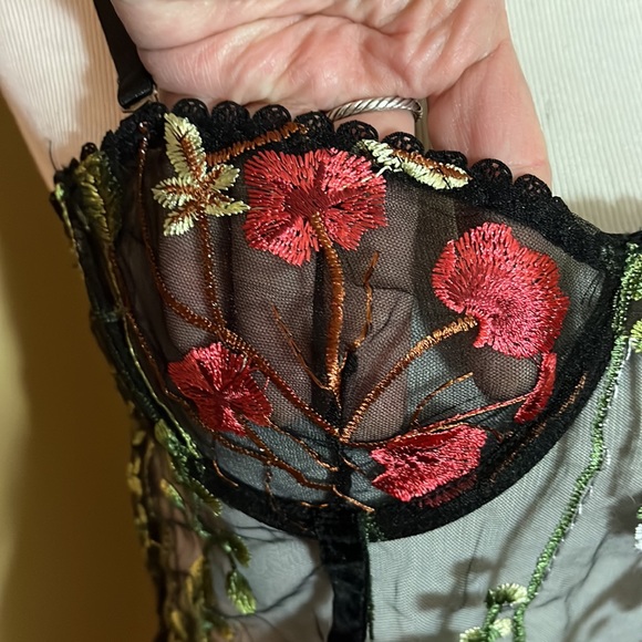Embroidered Vibrant Flowers on Black Mesh size Medium Underwire Stretchy NEW - Picture 8 of 16